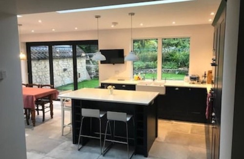 Helmsley Haus | Central Modern open plan house 3 ensuite bedrooms, dog friendly.