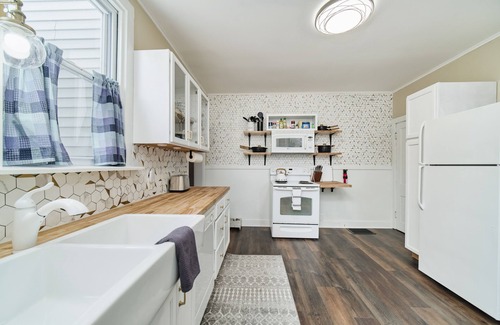 Manistee Haus | Central & Peaceful 3-bed home with a fireplace