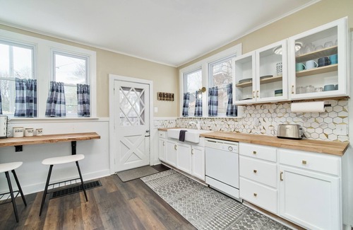 Manistee Haus | Central & Peaceful 3-bed home with a fireplace