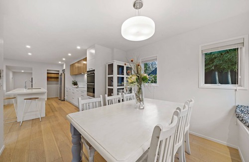 Western Springs Haus | Central, quiet 4 bedroom home near city, beaches, parks, zoo and kids museum.