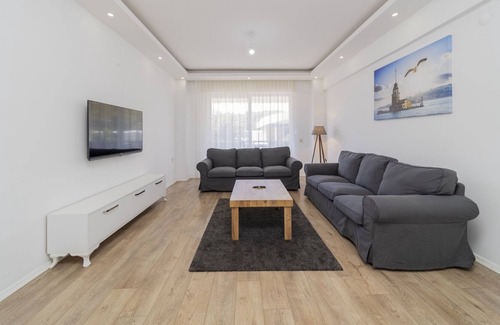 Aslanbucak Wohnung | Central Roomy Flat w Balcony 7 min to Kemer Beach