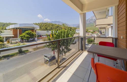 Aslanbucak Wohnung | Central Roomy Flat w Balcony 7 min to Kemer Beach
