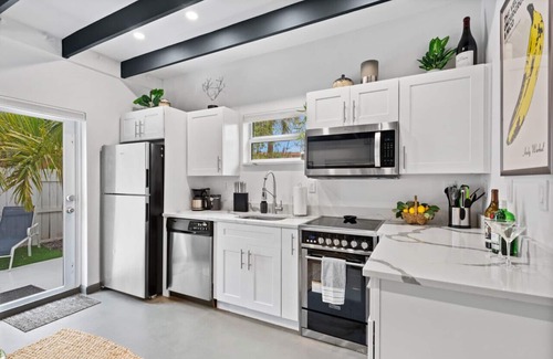 Tarpon River Haus | Centrally Located and Stylish 1BR / 1BA Guest House