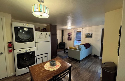 Southgate Triangle Haus | Centrally located 1 bd/1ba bungalow