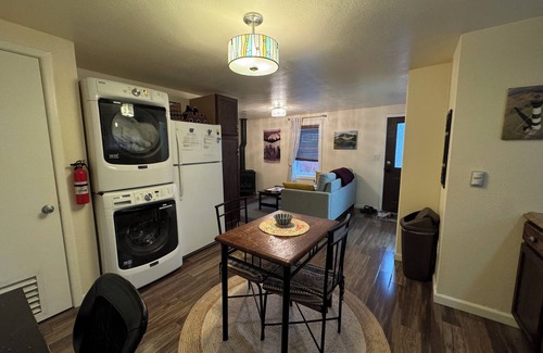 Southgate Triangle Haus | Centrally located 1 bd/1ba bungalow