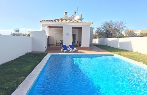 Figueiral Villa | Zentral gelegene Villa mit 3 Schlafzimmern und Pool in der Nähe der Strände