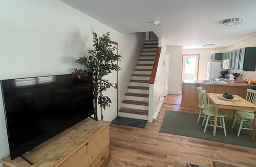 River Road Haus | Centrally located Craftsman, 2 blocks from Good Food Store.