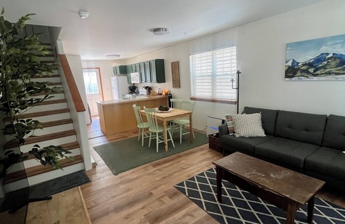 River Road Haus | Centrally located Craftsman, 2 blocks from Good Food Store.