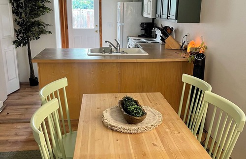 River Road Haus | Centrally located Craftsman, 2 blocks from Good Food Store.