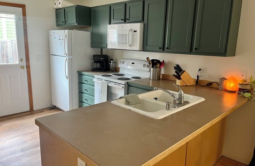 River Road Haus | Centrally located Craftsman, 2 blocks from Good Food Store.