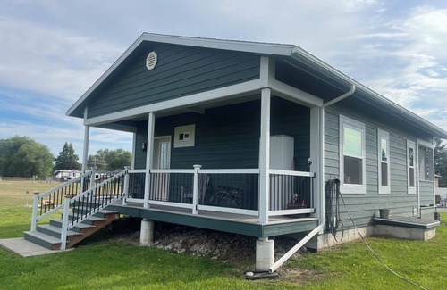 Evergreen Hütte | Centrally located. Cute, clean cottage. Full bath. Washer, Dryer. Kitchen.