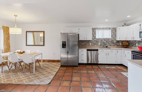 Blenman-Elm Haus | Centrally Located Modern 4-Bedroom House with Tons of Amenities