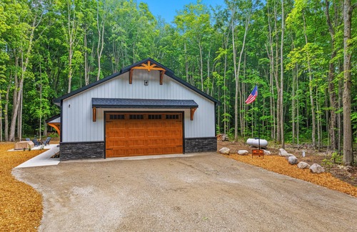 Elmira Haus | Centrally located newly built barndo, AC & WIFI