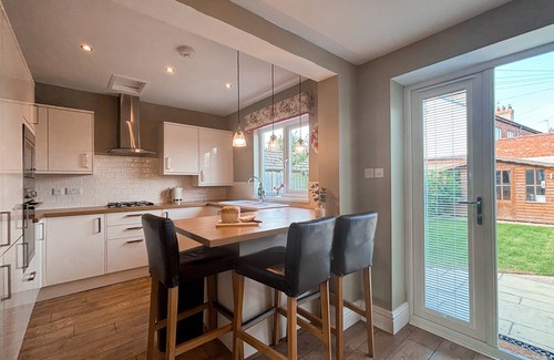 Hornsea Haus | Centrally-located seaside holiday home with parking space and private garden