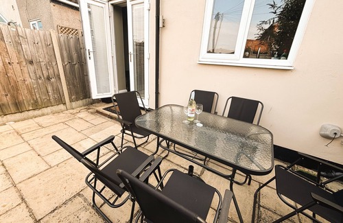 Hornsea Haus | Centrally-located seaside holiday home with parking space and private garden