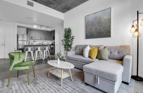 Evans Churchill Wohnung | Centric 2BR In HEART of DTPHX Free Garage Parking