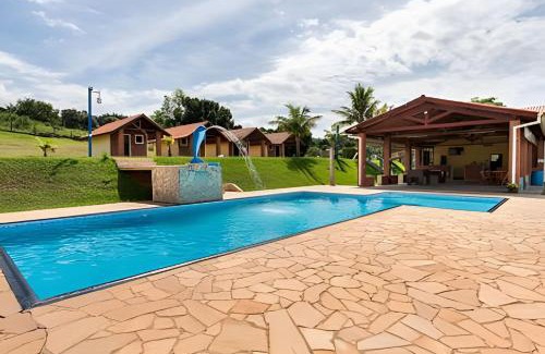 Atibaia Skihütte | Chácara com 4 Chalés, grande piscina e muito verde