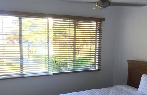 Redcliffe Haus | Chálǐ·hālǐ Abode - Pet Friendly, 400m to Beach