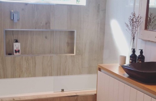 Redcliffe Haus | Chálǐ·hālǐ Abode - Pet Friendly, 400m to Beach