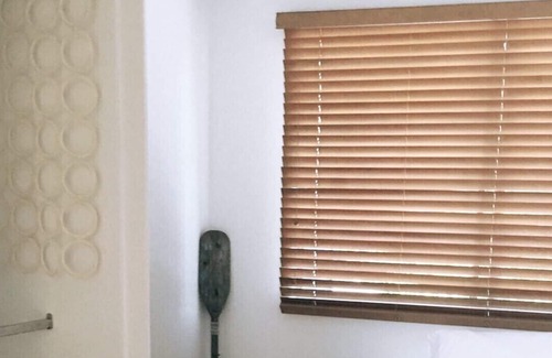 Redcliffe Haus | Chálǐ·hālǐ Abode - Pet Friendly, 400m to Beach