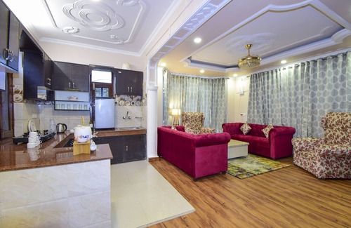 Shilon Bagh Hütte | Chail Cabana 3BHK Villa - King sized be,Wi-Fi+Garden+BBQ+Bonfire