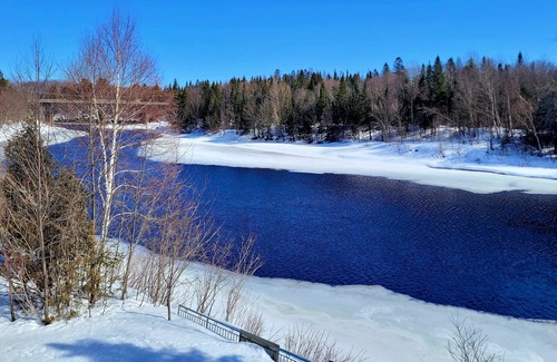 Shannon Skihütte | Chalet avec spa et vue sur la rivière Jacques-Cartier