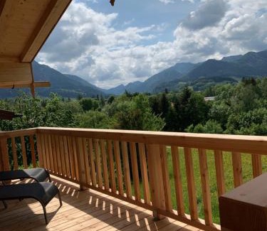 Sankt Valentin Skihütte | Chalet BERGSUCHT in Ruhpolding Bayern, Traumlage am sonnigen Südhang, kostenlose Parkplätze, schnelles WLAN, ruhige Sackgasse, NETFLIX inklusive
