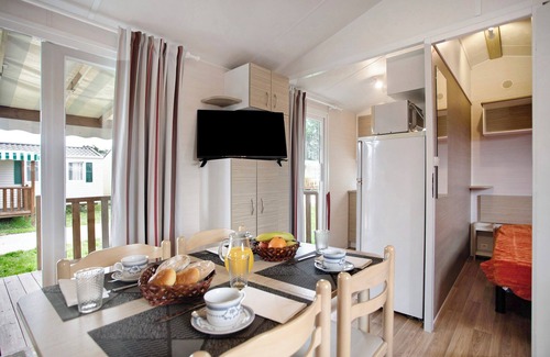Burinhosa Skihütte | Chalet 'Bungalow T2 I I I - 15 Min Nazaré' mit Gemeinschaftspool, privater Terrasse und Klimaanlage