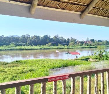 Kampung Kuala Kenas Hotel | CHALET GANDUL D'RUMAH BONDA RIVER VIEW Kuala Kangsar