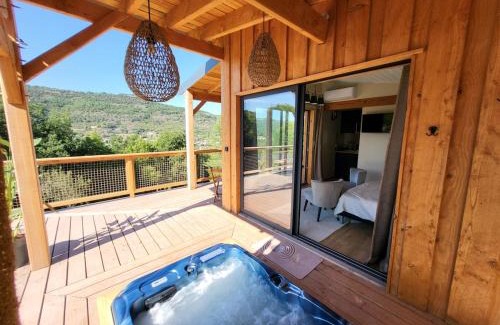 Saint-Affrique Skihütte | Chalet, hot tub and pool, quiet and with a view Sawadee lodge spa