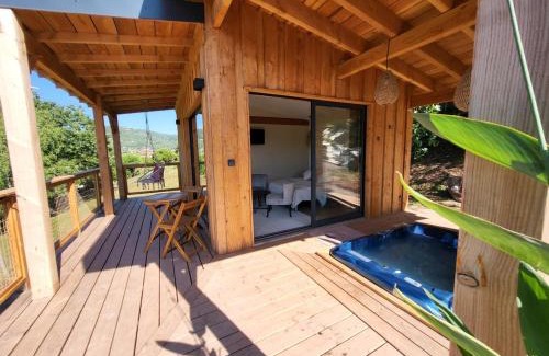 Saint-Affrique Skihütte | Chalet, hot tub and pool, quiet and with a view Sawadee lodge spa