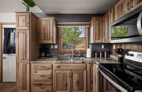 Romney Kabine | Chalet w Hot Tub, Fire Pit, Deck, Grill & Games