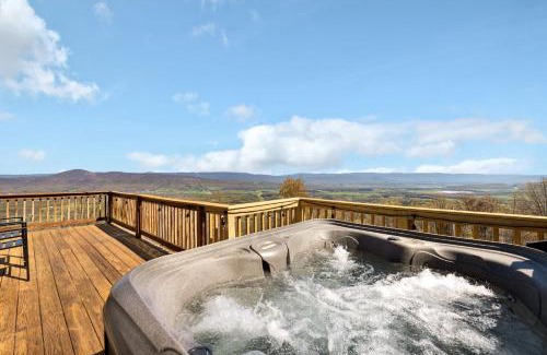 Old Fields Haus | Chalet w Stunning Views Hot Tub Fire Pit & WiFi