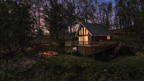Old Fields Haus | Chalet w Stunning Views Hot Tub Fire Pit & WiFi
