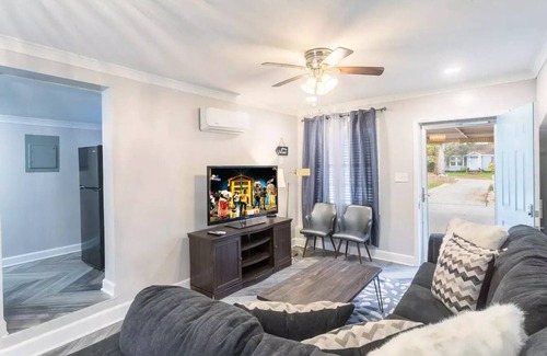 Hattiesburg Hütte | Chandelier Cottage -Functionality, Ideal Location