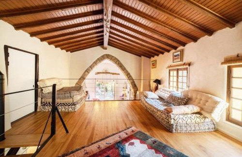 Corsavy Haus | Chapelle de Léca, Authentique Chapelle Rénovée - Vallespir - Vue Imprenable Montagne - Unique, Loft Moderne et Pittoresque - WIFI - Confort Premium - OFFRE SPECIALE - Majestic Key Konciergerie Collioure