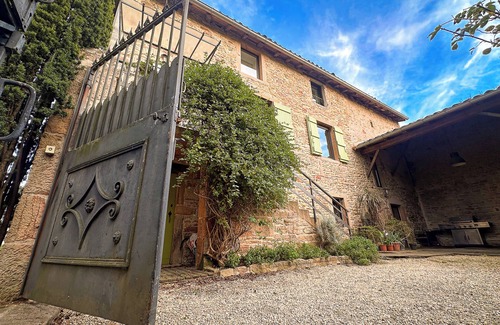 Charnay-les-Macon Haus | Character house near vineyards, Le Clos de Laly