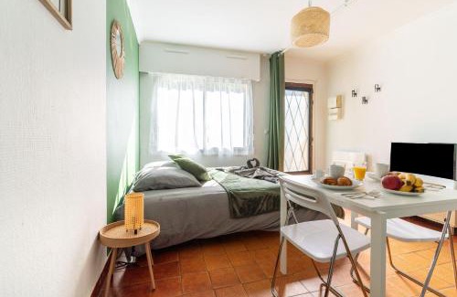 Saint-Cyr-l'Ecole Wohnung | Charmant studio avec terrasse, Gare à 200m et parking gratuit