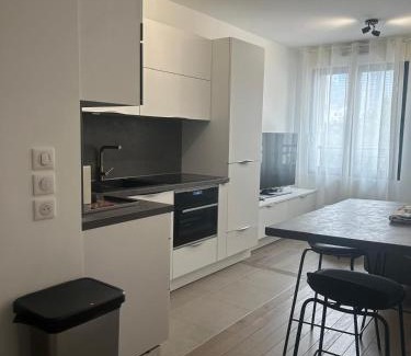 Puteaux Wohnung | Charment F2 à 5 min de la Défense