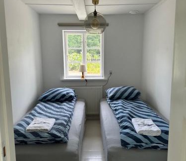 Hjørring Wohnung | Charmerende lejlighed på landet med privat skov