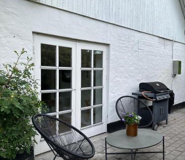 Hjørring Wohnung | Charmerende lejlighed på landet med privat skov