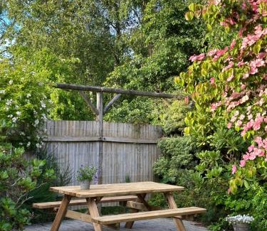 Hjørring Wohnung | Charmerende lejlighed på landet med privat skov