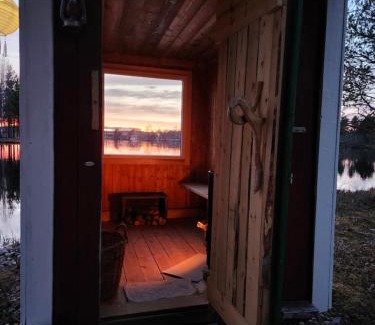 Sveg Haus | Charmig gård med bastu, strandtomt och utedusch i naturskönt område