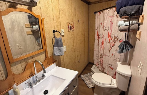 Browning Hütte | Charming 1-bedroom cottage in tranquil East Glacier Park with WiFi, AC