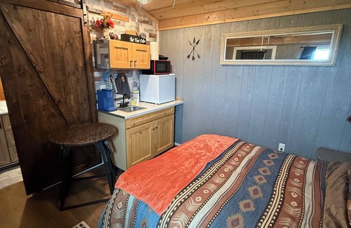 Browning Hütte | Charming 1-bedroom cottage in tranquil East Glacier Park with WiFi, AC