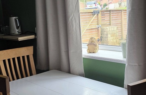 Nantgarw Skihütte | Charming 1-bedroom chalet in fabulous Gwaelod-y-garth with WiFi