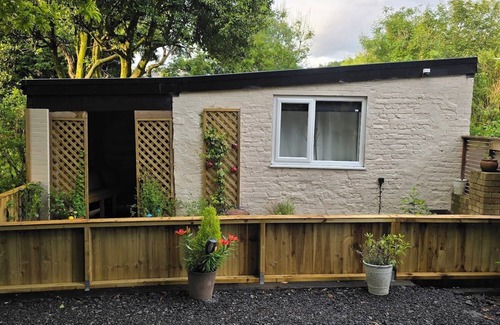 Nantgarw Skihütte | Charming 1-bedroom chalet in fabulous Gwaelod-y-garth with WiFi