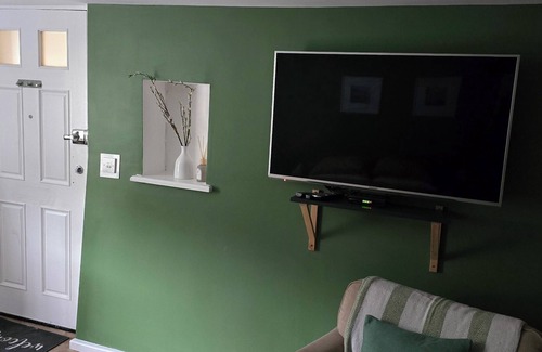 Nantgarw Skihütte | Charming 1-bedroom chalet in fabulous Gwaelod-y-garth with WiFi