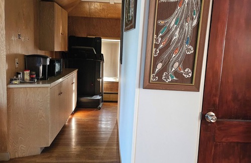 Lynn Haus | Charming 1-bedroom and bathroom in a house in delightful Lynn with WiFi, AC.