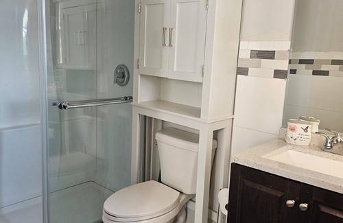 Lynn Haus | Charming 1-bedroom and bathroom in a house in delightful Lynn with WiFi, AC.